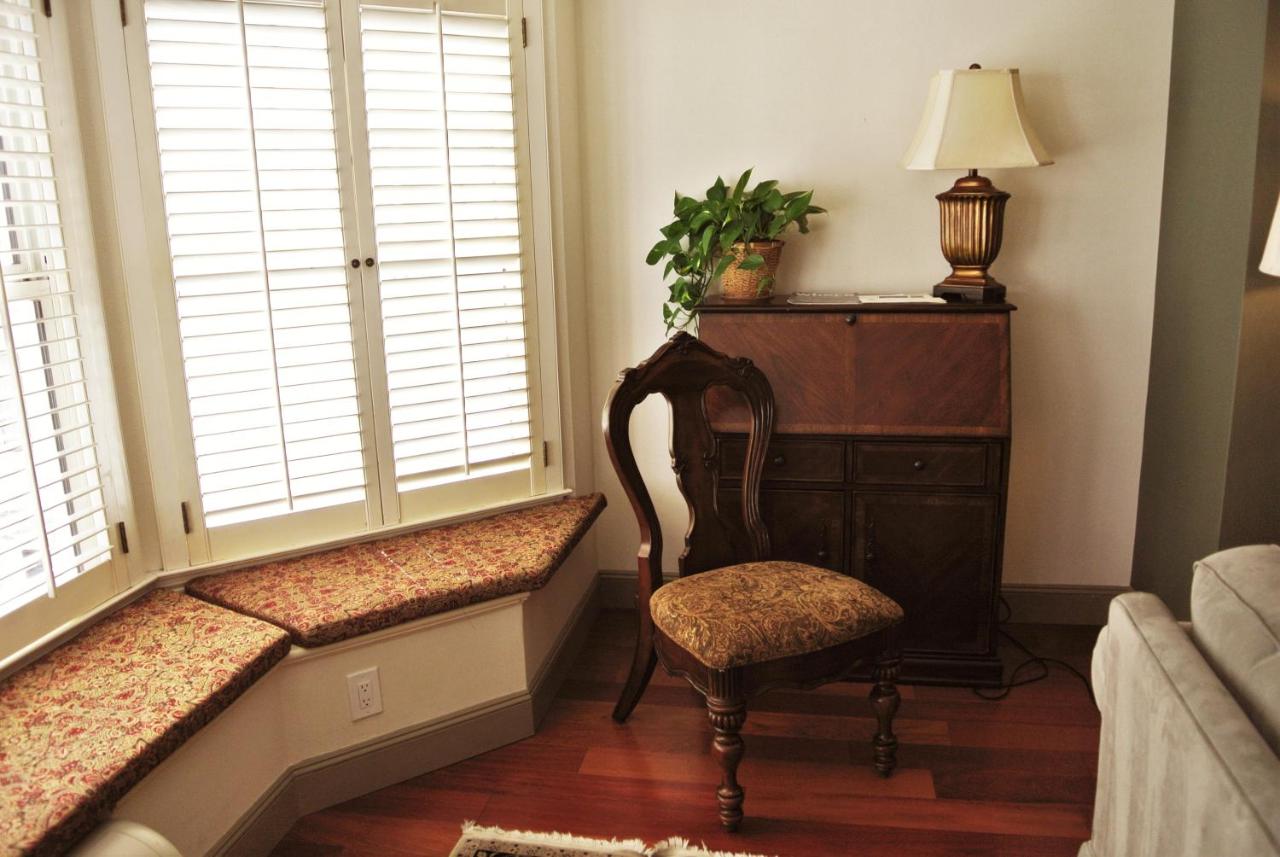 One-Bedroom Suite with King Bed at Cow Hollow Inn & Suites