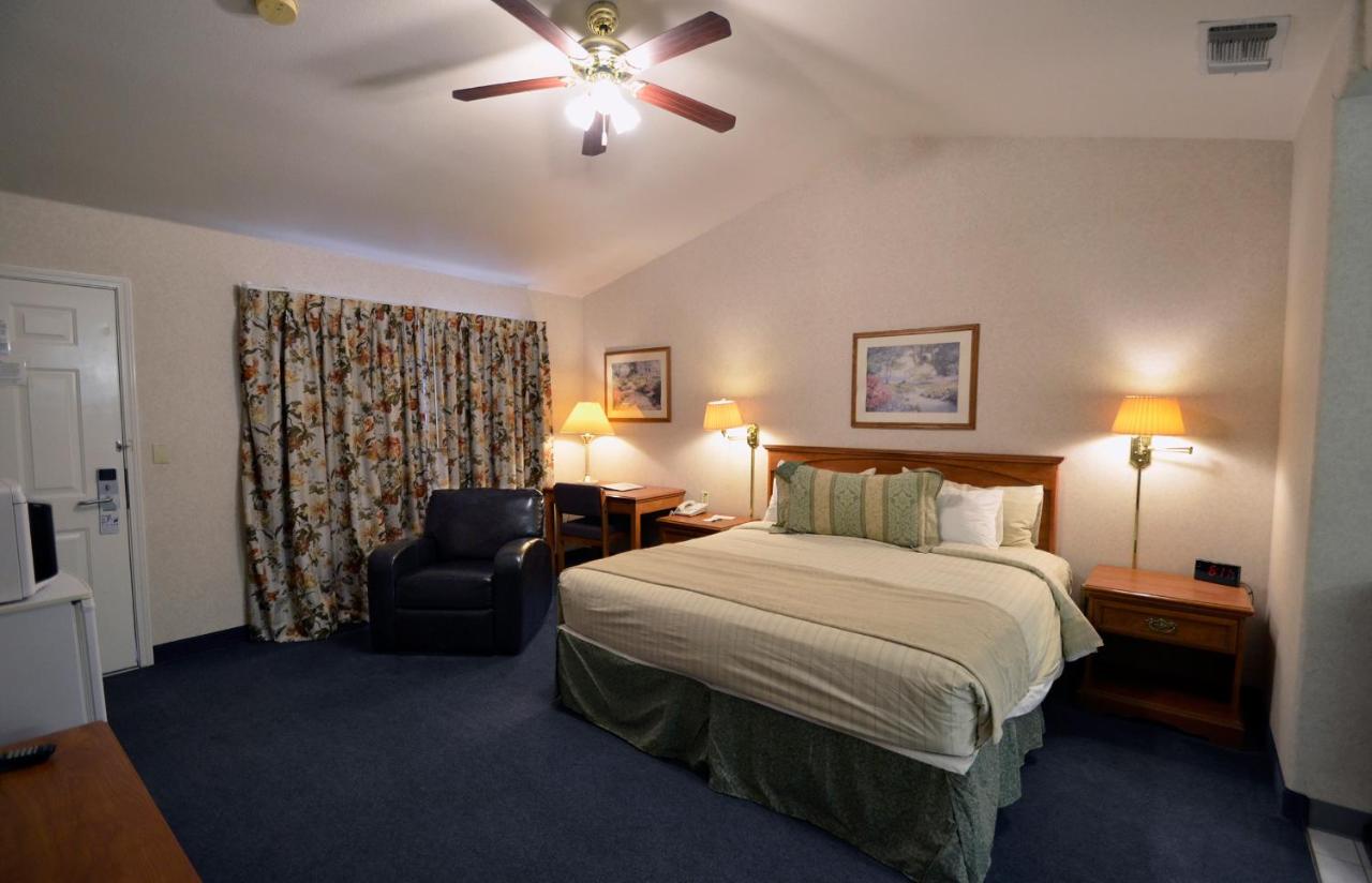 King Room with Spa Bath at Garden Inn and Suites