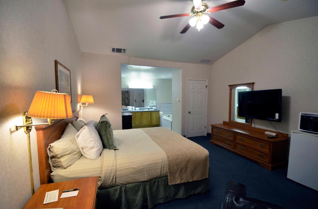 King Room with Spa Bath at Garden Inn and Suites