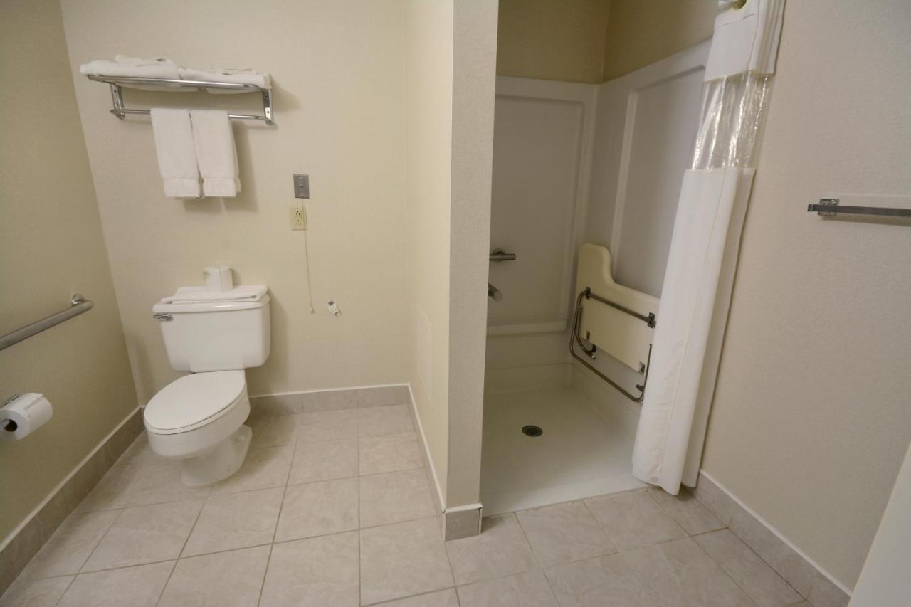 King Room with Bathtub - Disability Access/Non-Smoking at Best Western Executive Hotel Of New Haven - West Haven