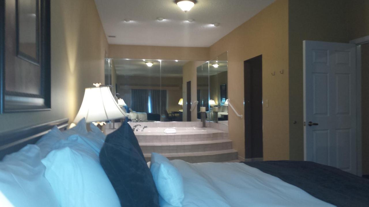 One-Bedroom King Suite at Town & Country Inn and Suites