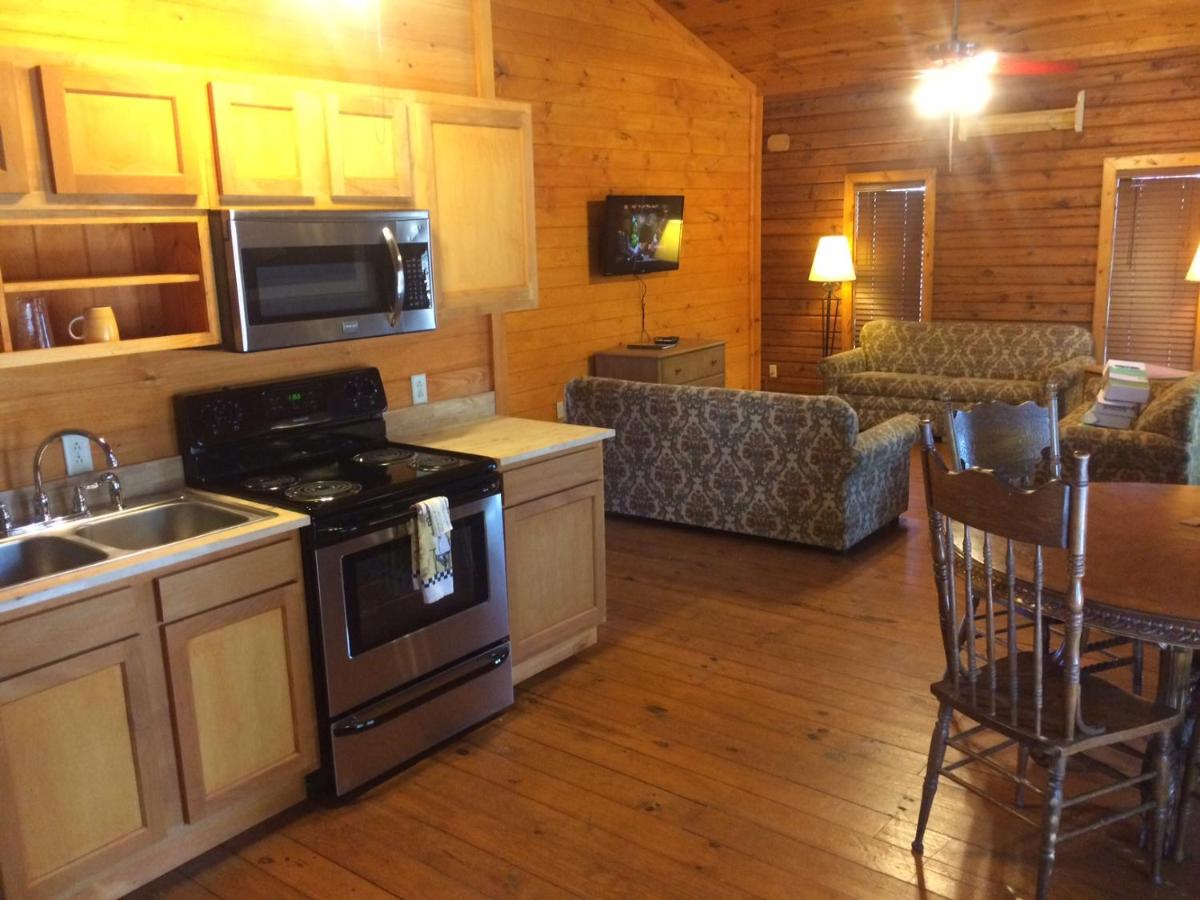 Three-Bedroom Cabin at The Smokehouse Lodge and Cabins