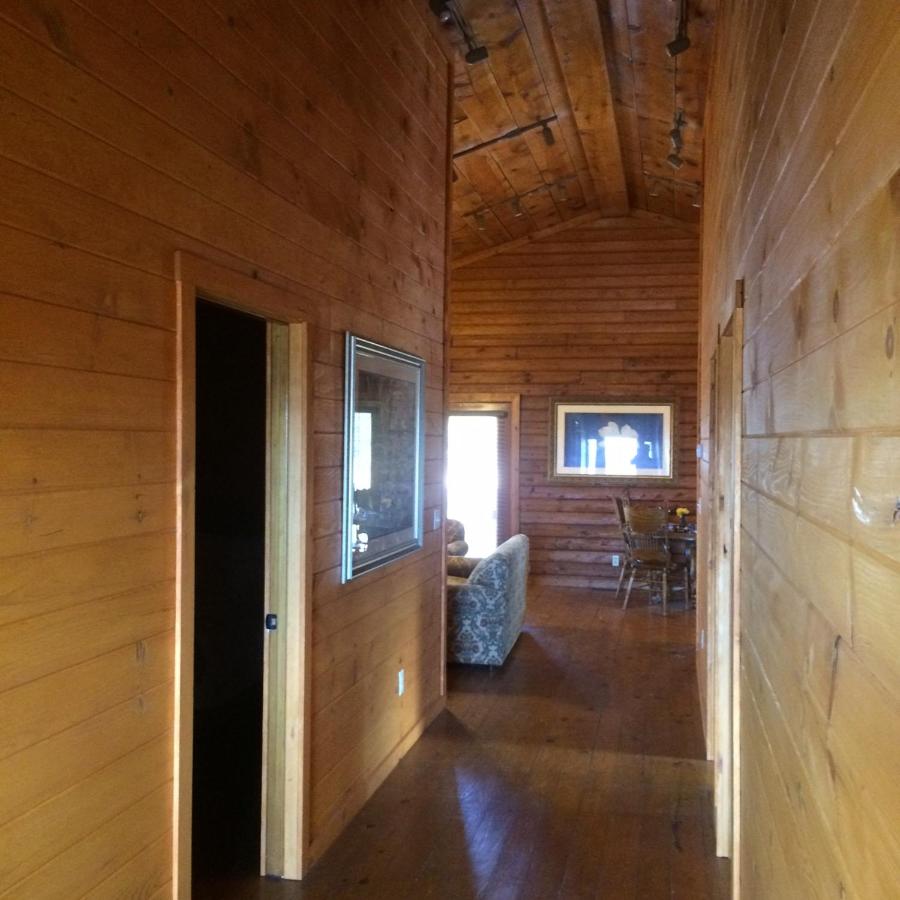 Three-Bedroom Cabin at The Smokehouse Lodge and Cabins