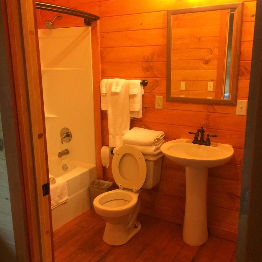 Three-Bedroom Cabin at The Smokehouse Lodge and Cabins
