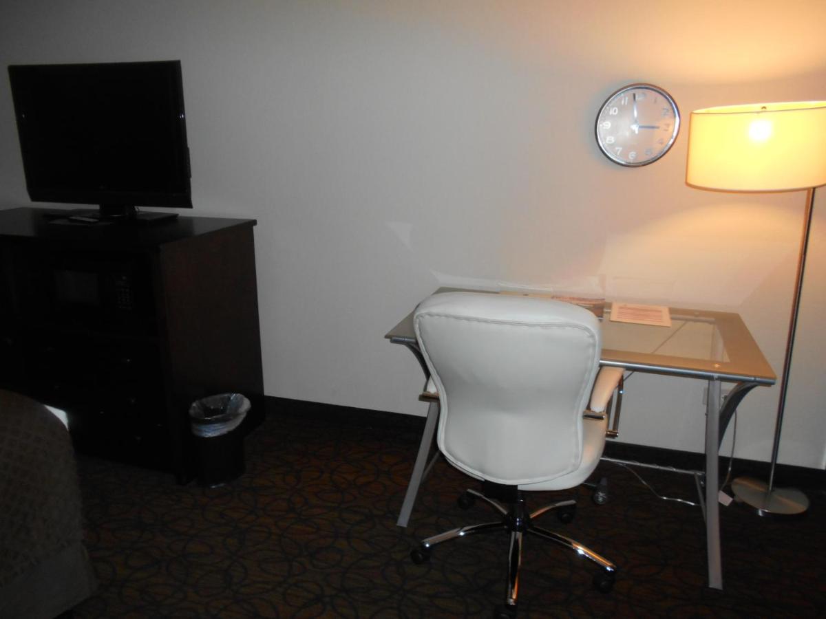 Accessible Queen Room at Red Lion Inn & Suites Olympia, Governor Hotel