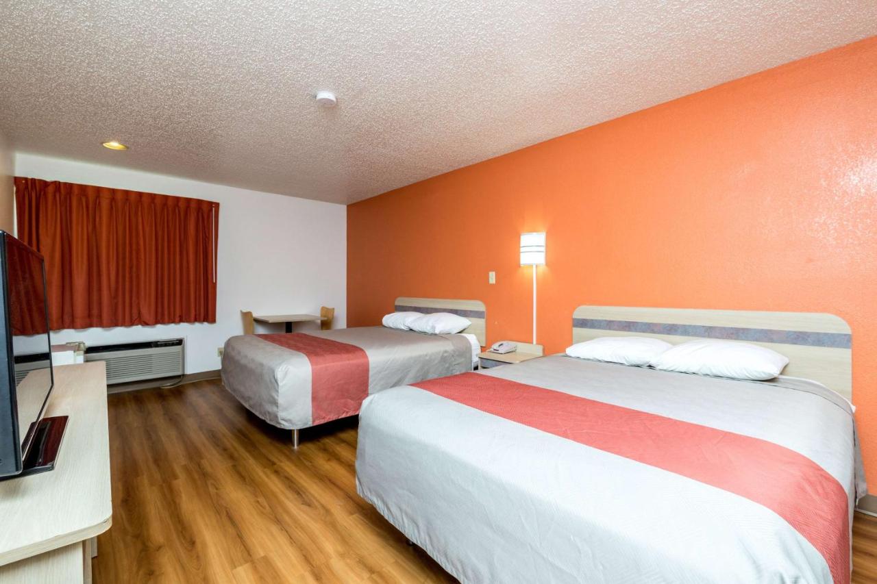 Queen Room with Two Queen Beds - Non-Smoking at Motel 6 Waterloo, IA