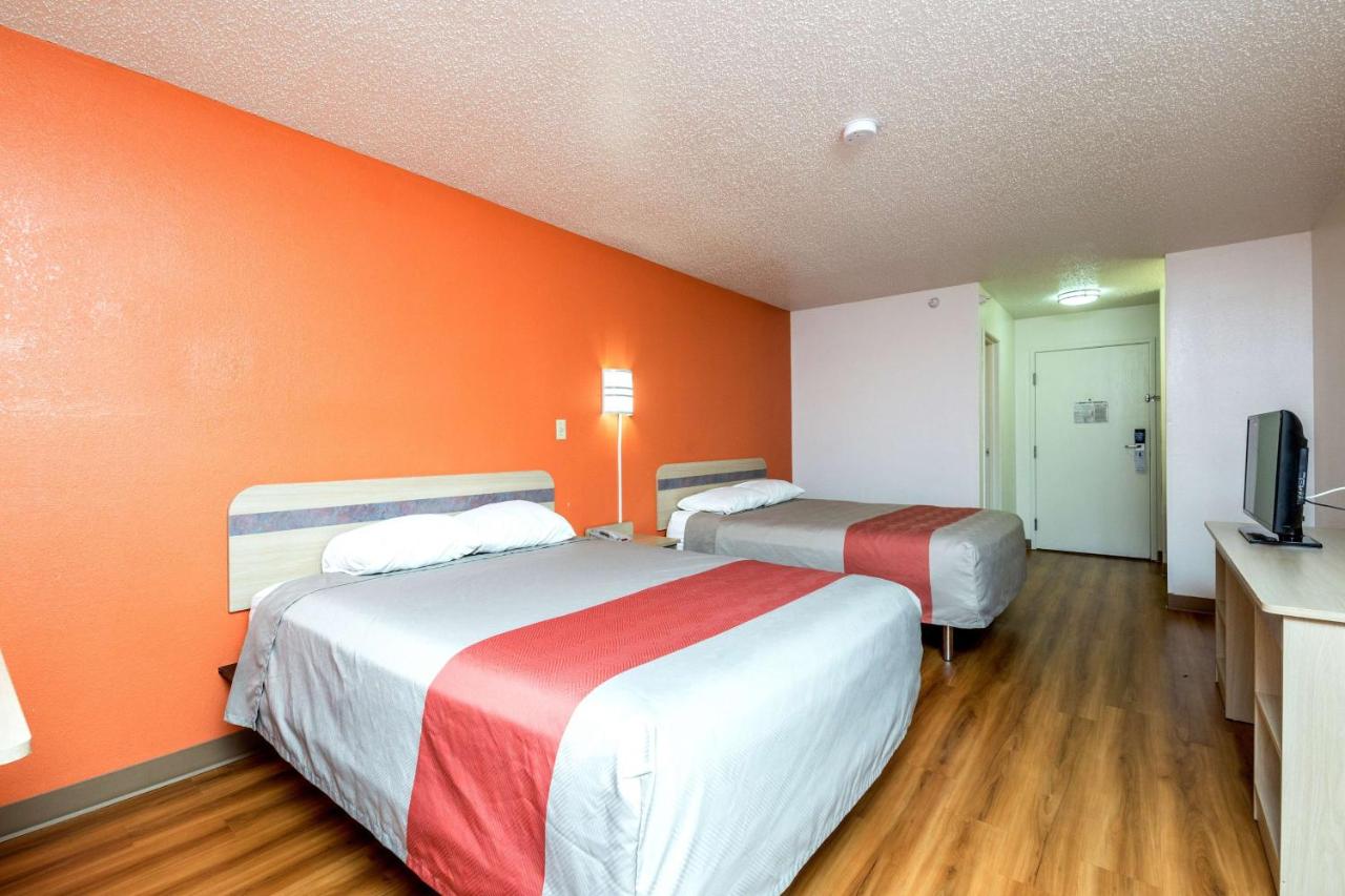 Queen Room with Two Queen Beds - Non-Smoking at Motel 6 Waterloo, IA