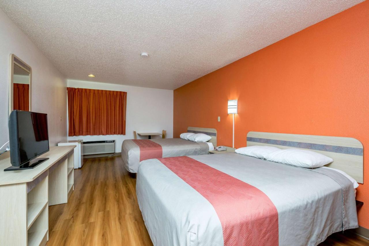 Queen Room with Two Queen Beds - Non-Smoking at Motel 6 Waterloo, IA