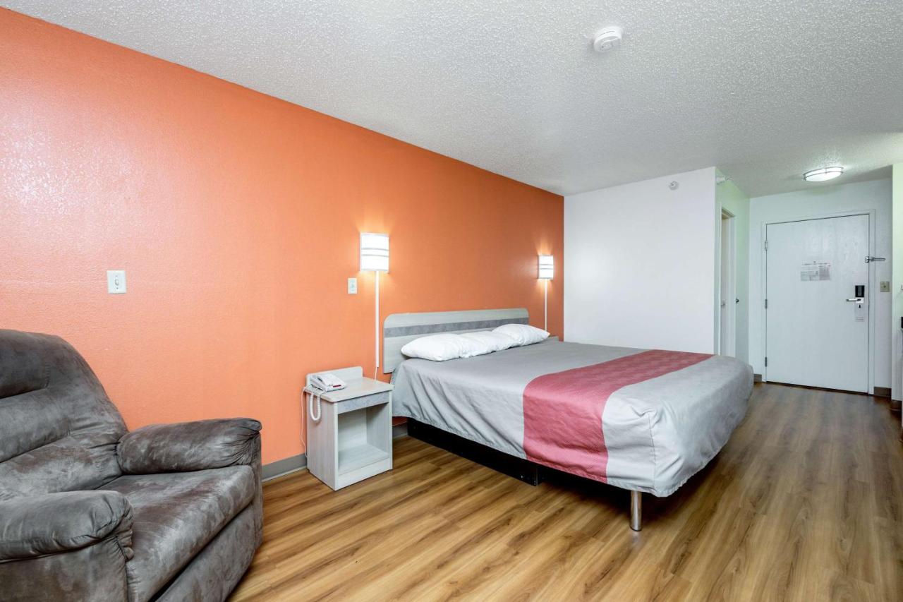King Room - Smoking  at Motel 6 Waterloo, IA