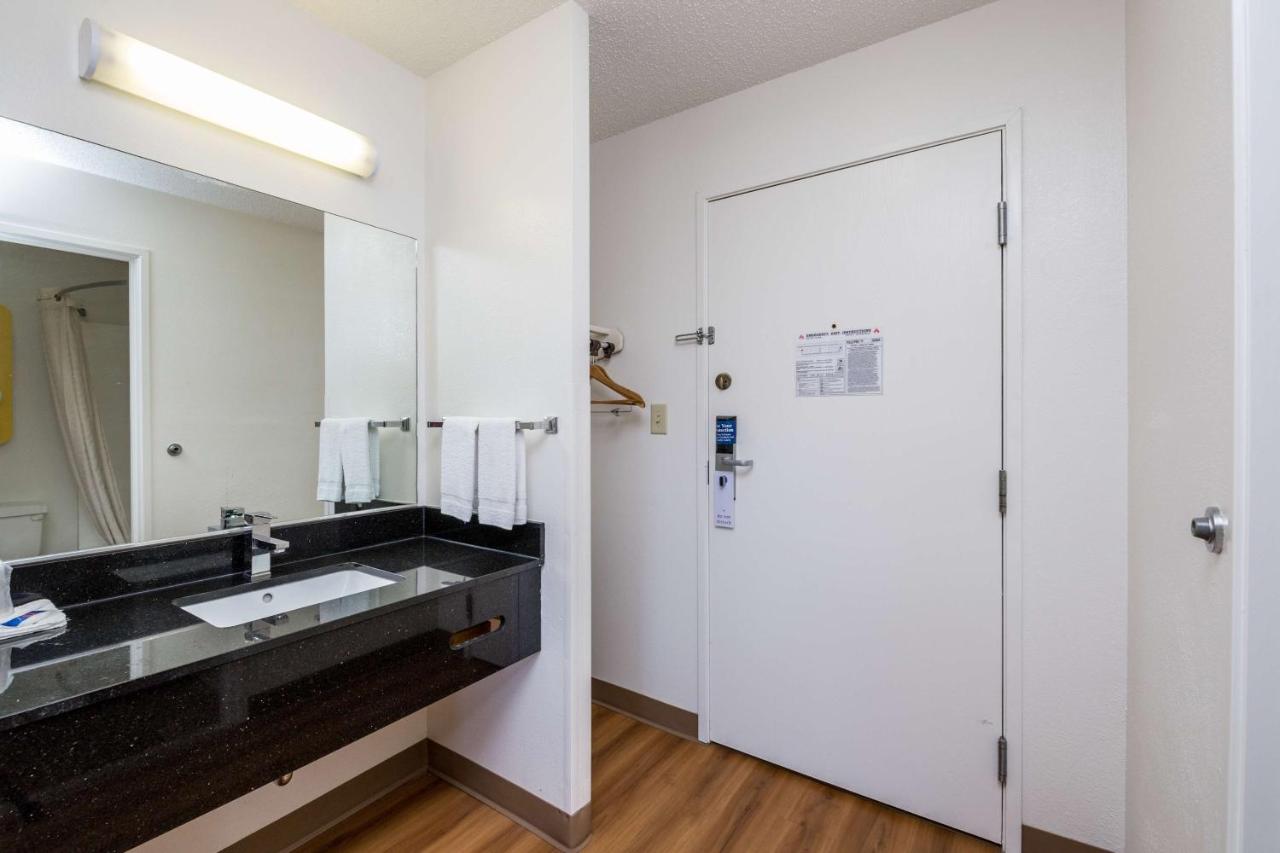 Queen Room with Two Queen Beds - Non-Smoking at Motel 6 Waterloo, IA