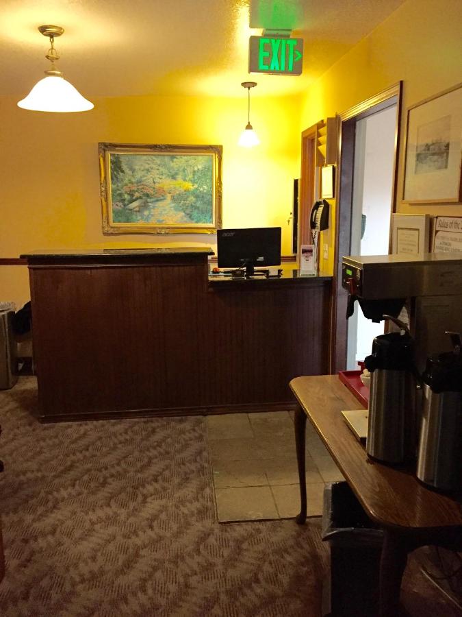 Hilltop Inn & Suites