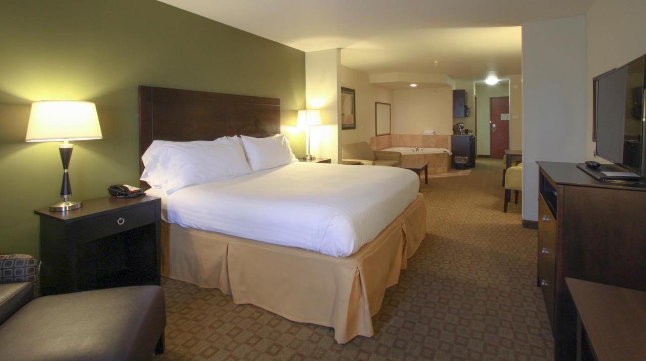 King Suite with Whirlpool at GreenTree Inn & Suites Florence