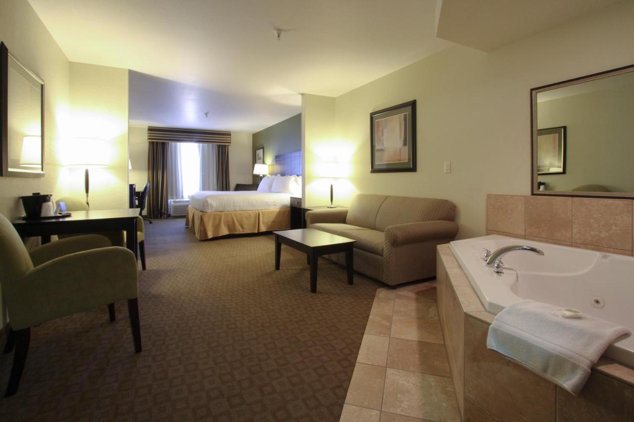 King Suite with Whirlpool at GreenTree Inn & Suites Florence