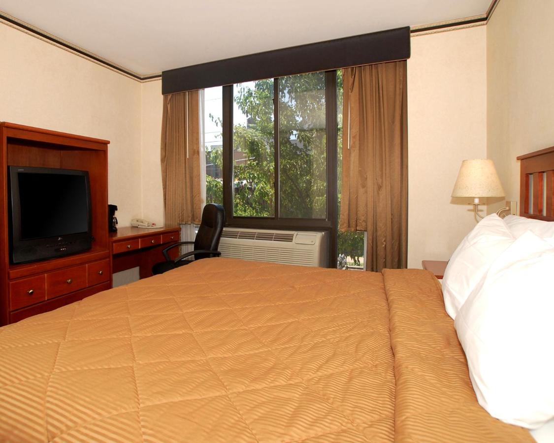 Standard Queen Room at Crescent Hotel