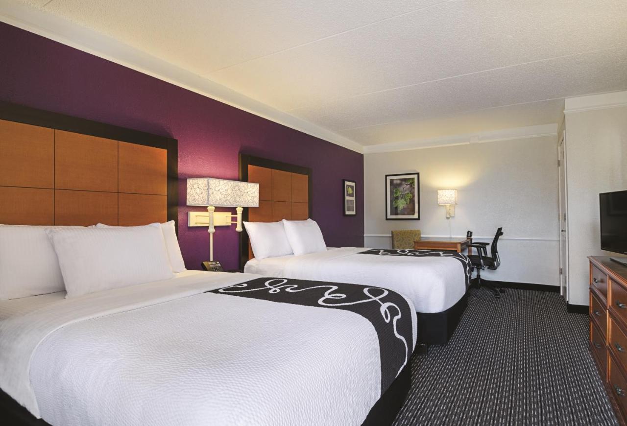 Deluxe Double Room with Two Double Beds - Smoking at Baymont by Wyndham Greenville Woodruff Rd