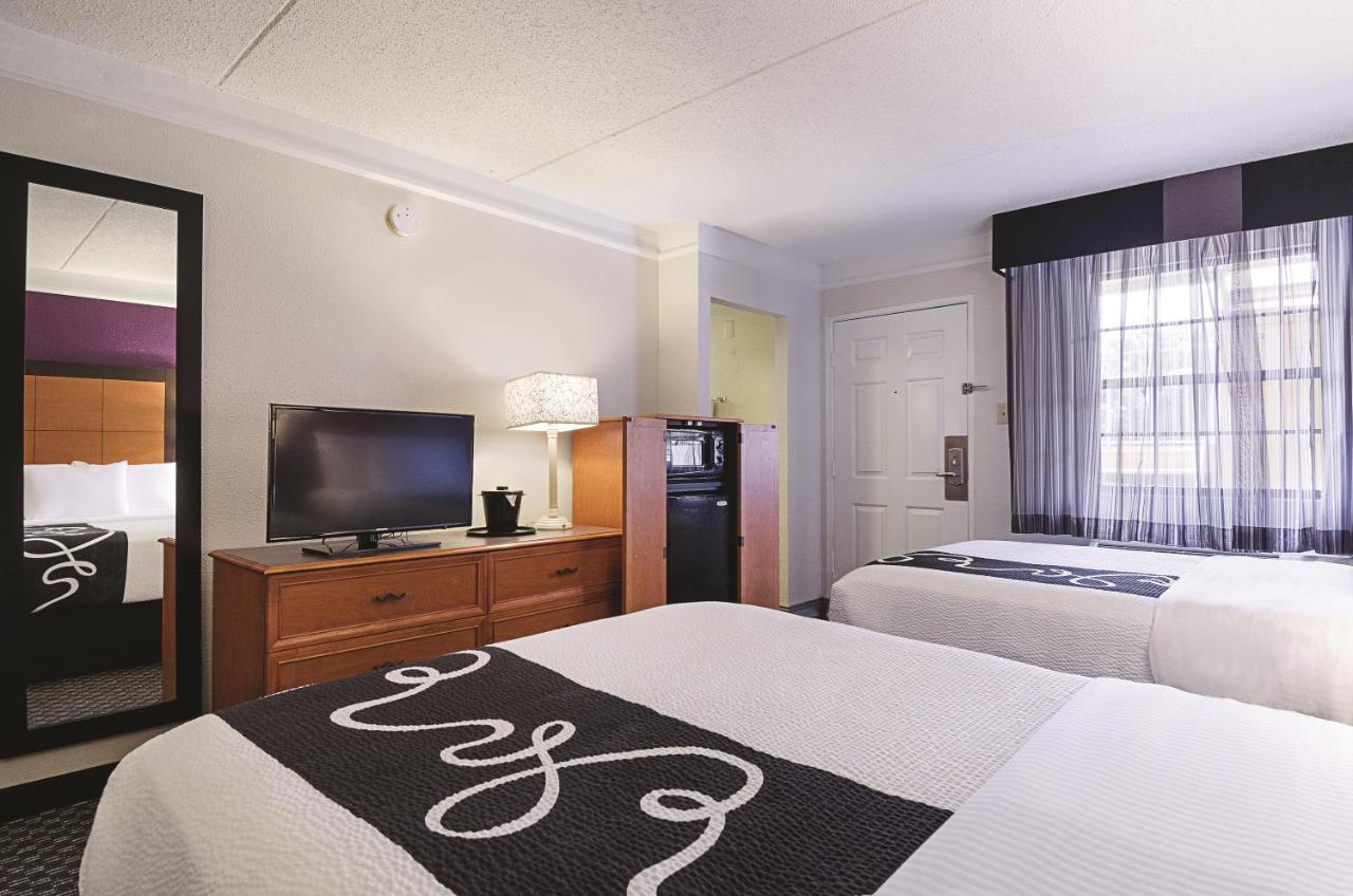 Deluxe Double Room with Two Double Beds - Smoking at Baymont by Wyndham Greenville Woodruff Rd