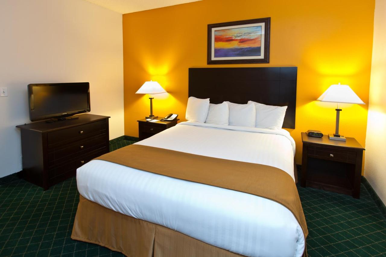 Queen Suite with Sofa Bed at Landmark Inn Fort Irwin