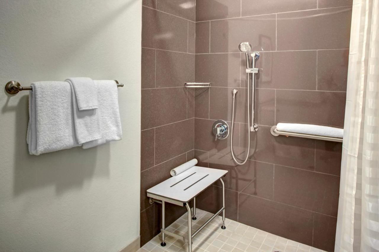 Queen Studio - Disability Access with Tub at HYATT house Branchburg / Bridgewater