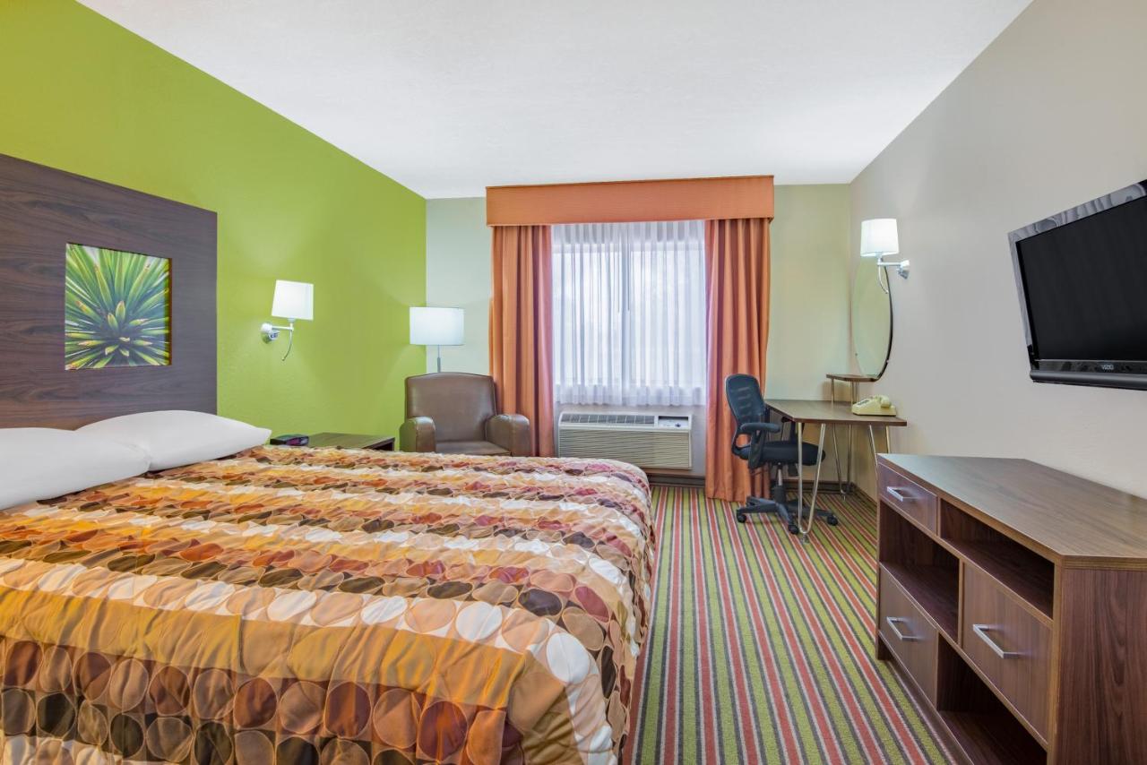 Queen Room - Disability Access/Non-Smoking at Super 8 by Wyndham Portales