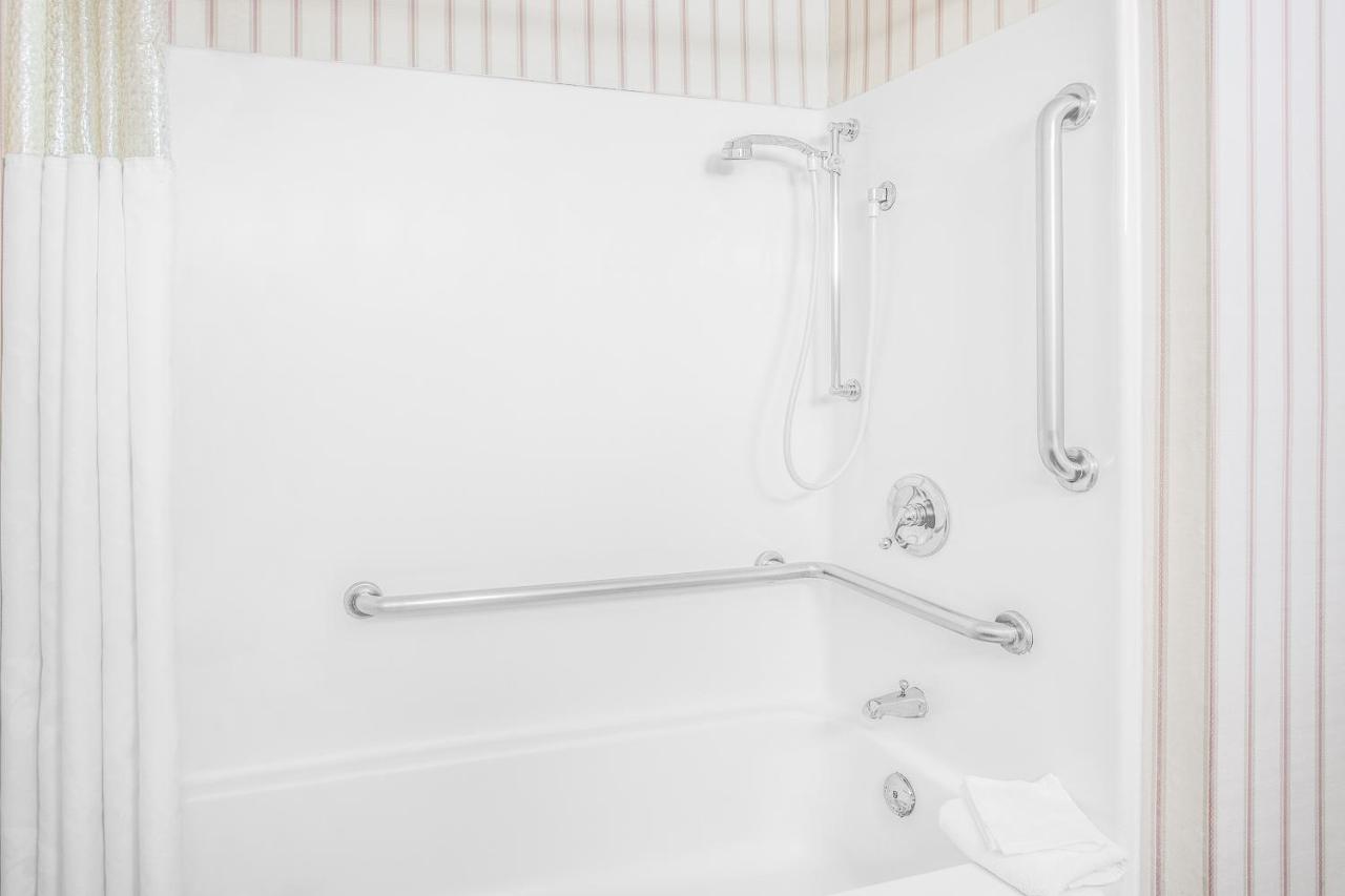 King Room with Mobility/Hearing Impaired Access - Non-Smoking at Ramada by Wyndham Barstow
