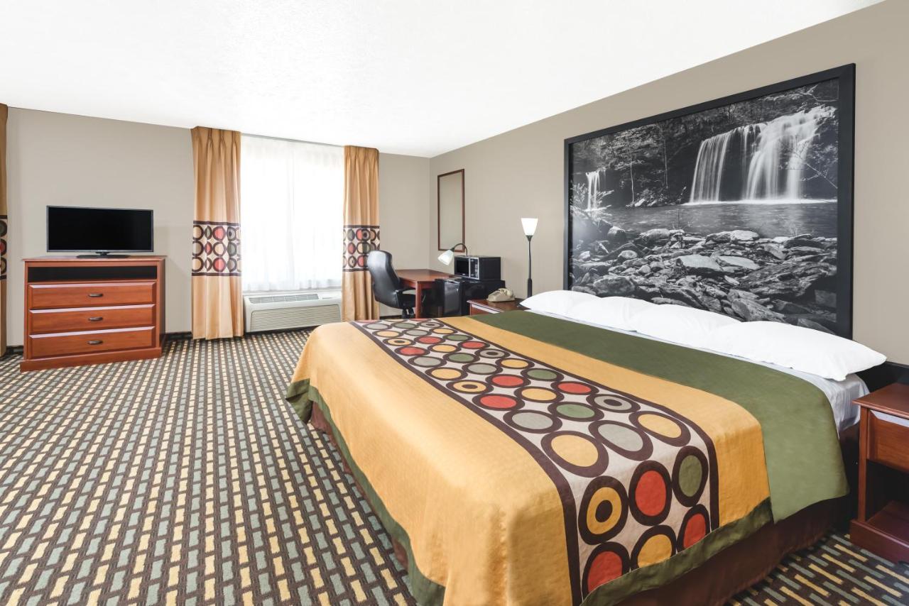 Deluxe King Suite - Non-Smoking at Super 8 by Wyndham Bolivar