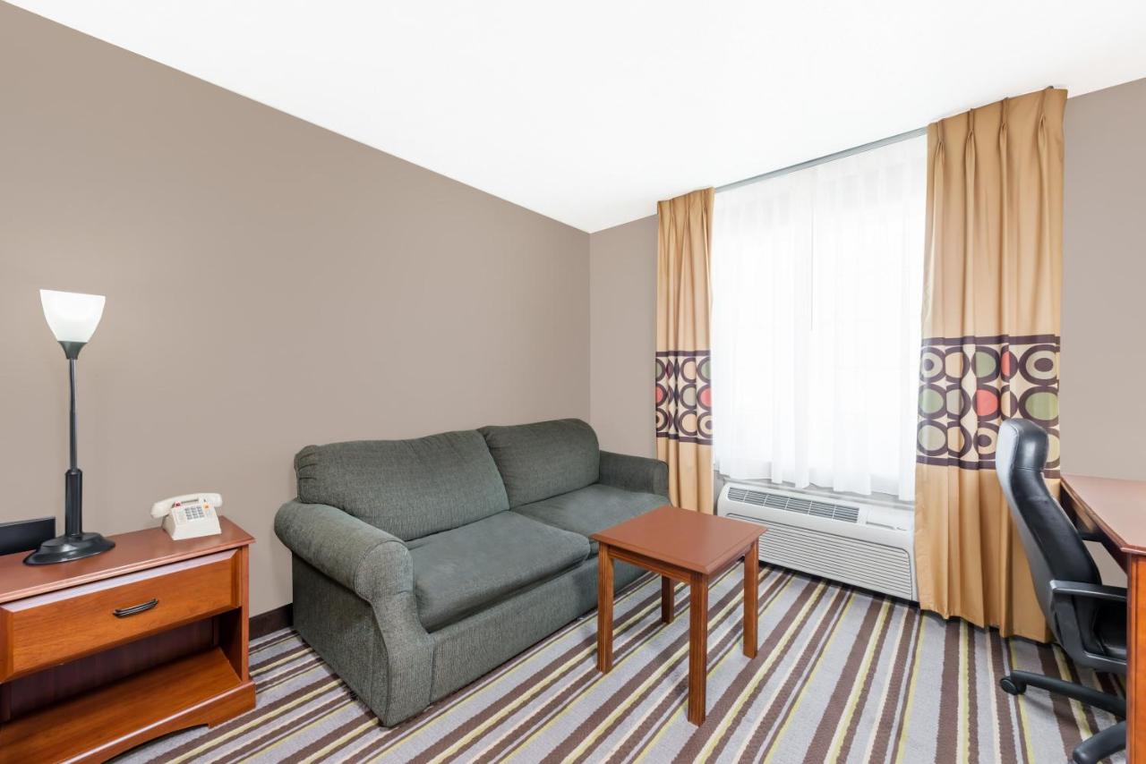 Deluxe King Suite - Non-Smoking at Super 8 by Wyndham Bolivar