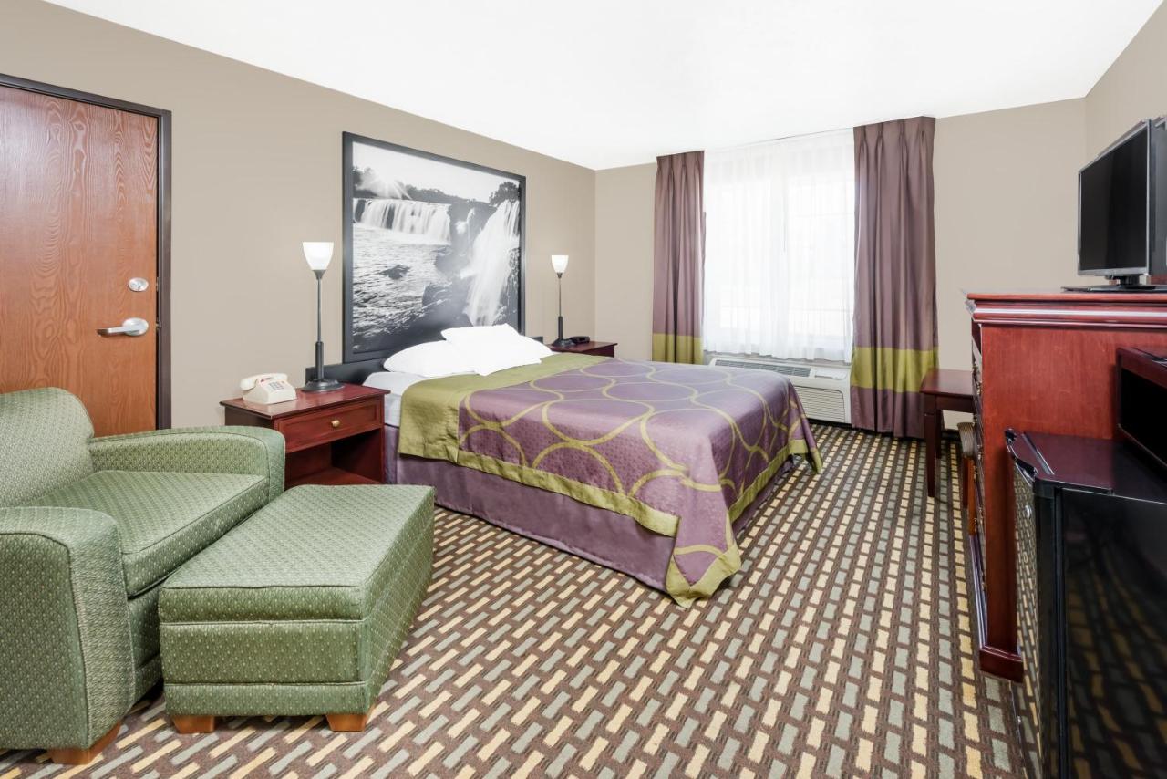 Queen Room - Non-Smoking at Super 8 by Wyndham Bolivar