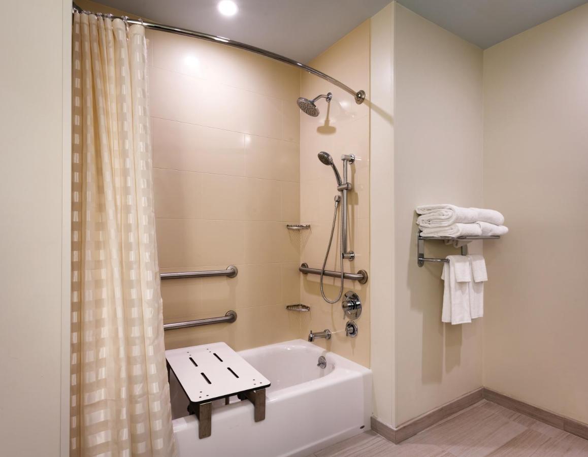 Queen Room with Tub - Disability Access at Hyatt House at Anaheim Resort/Convention Center