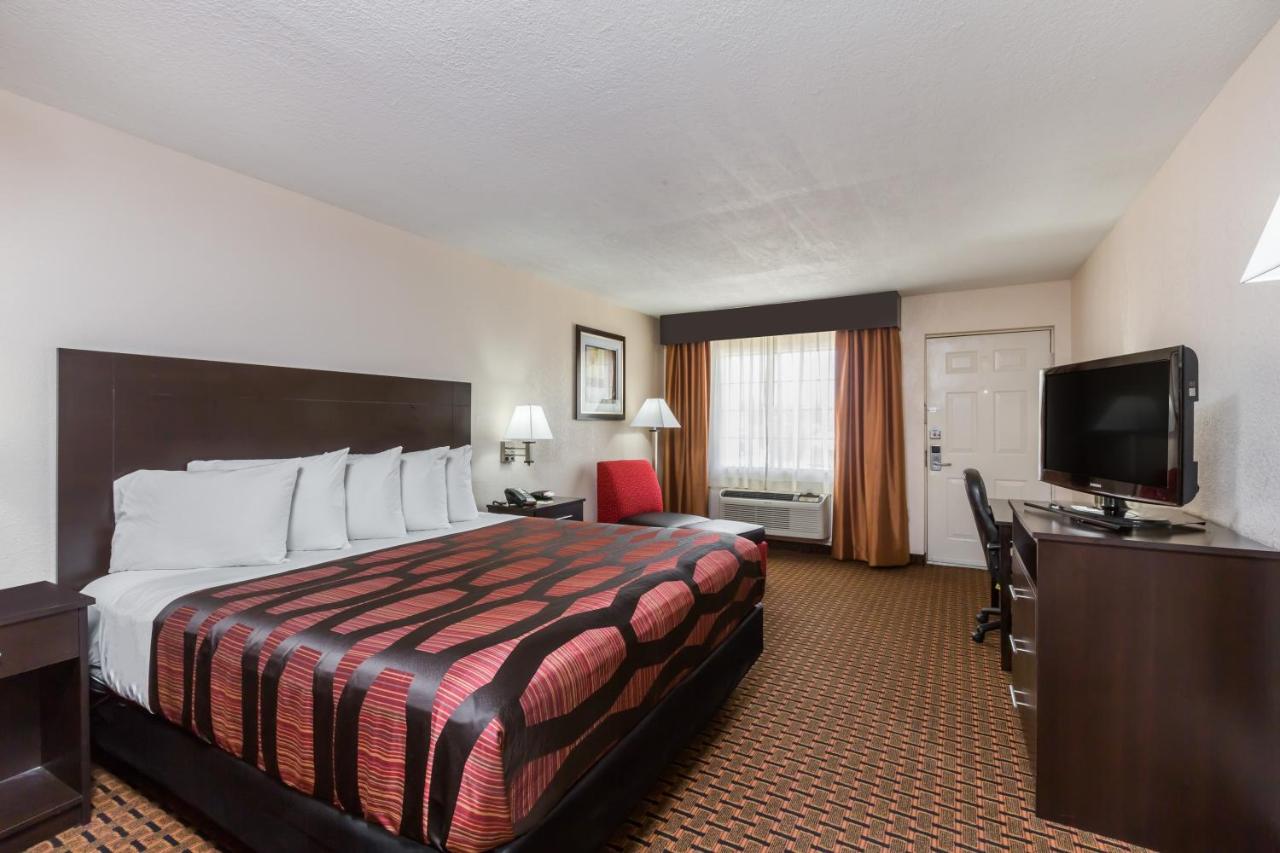King Room - Non-Smoking at Days Inn by Wyndham Pearl/Jackson Airport