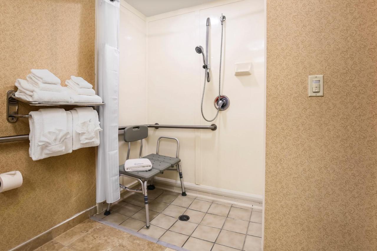 King Room - Disability Access/Non-Smoking at Red Lion Inn & Suites Hattiesburg