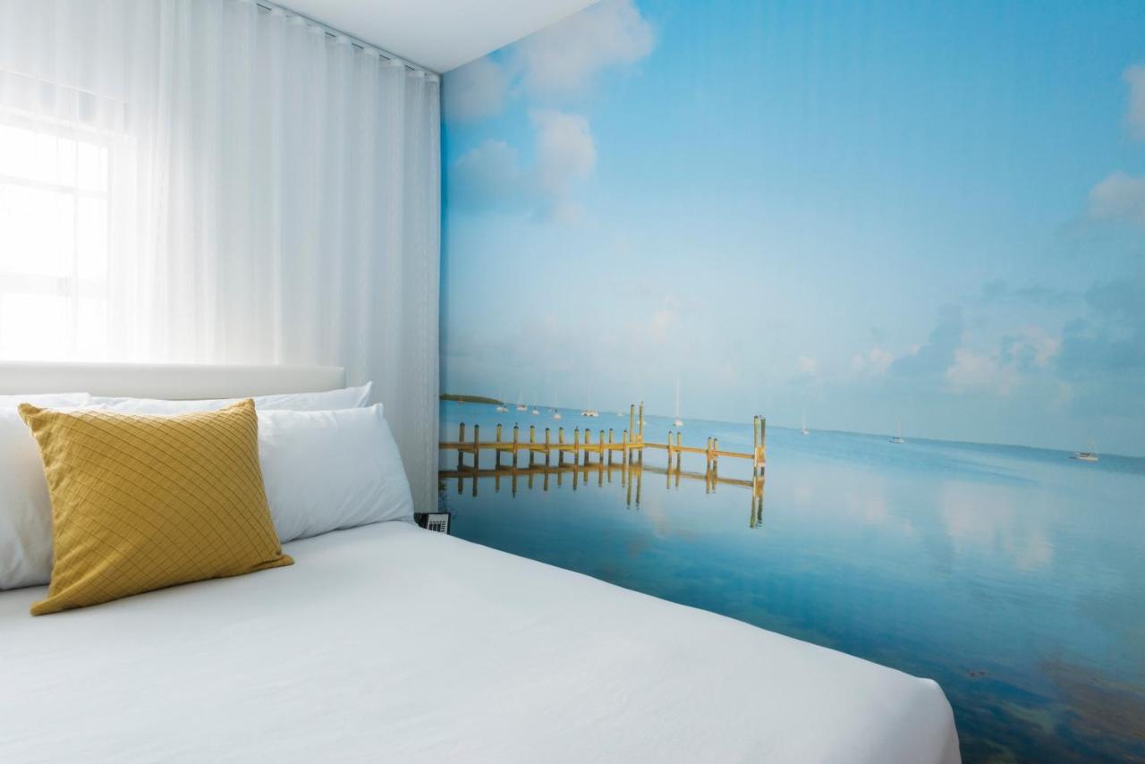 Traditional Villa Room with One Queen Bed at President Hotel
