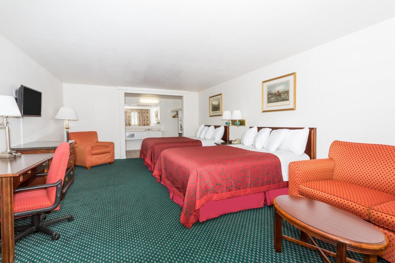 Deluxe Queen Suite - Non-Smoking at Days Inn by Wyndham Kimball