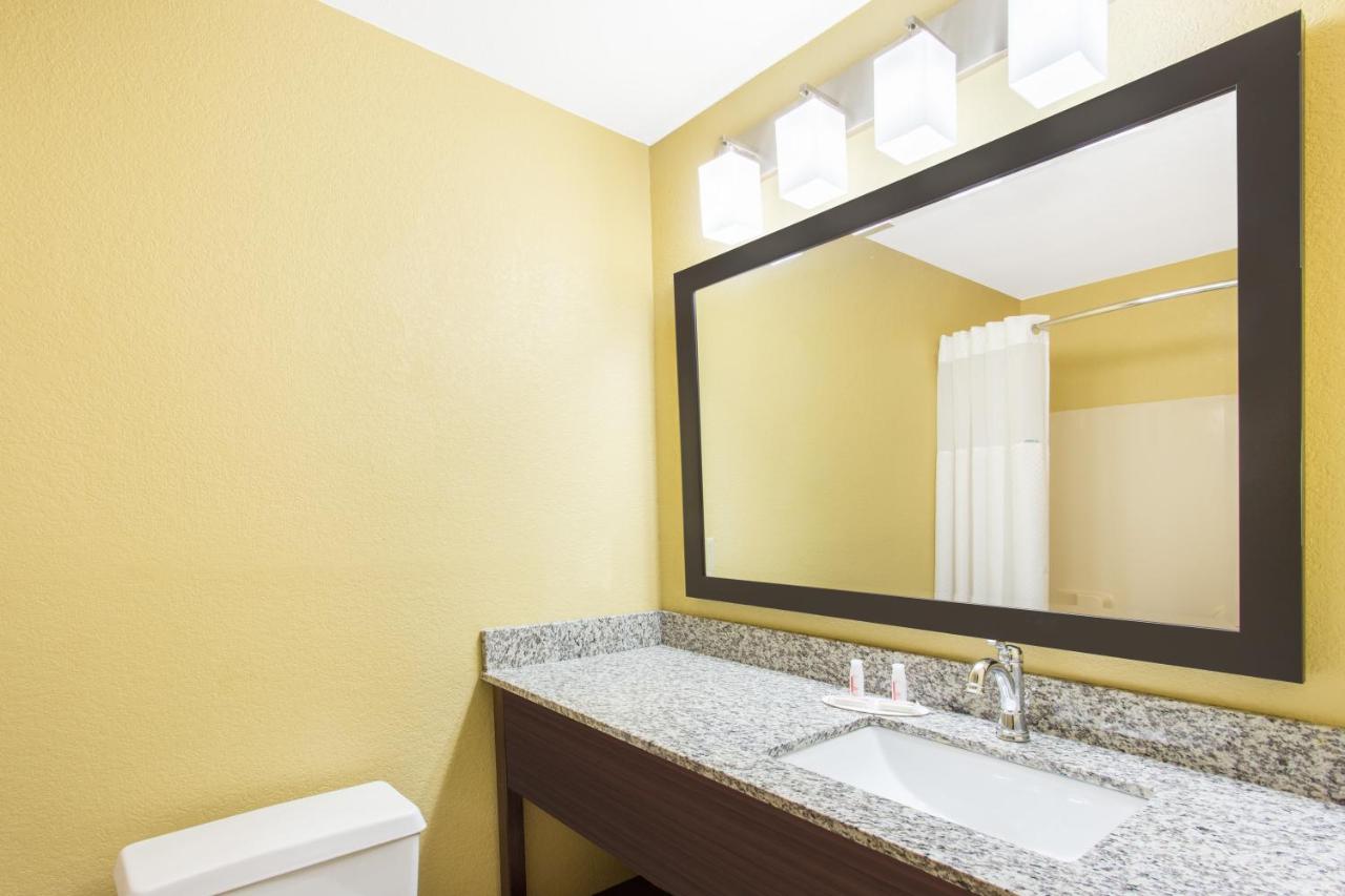 Business King Room - Non-Smoking at Days Inn & Suites by Wyndham Davenport East