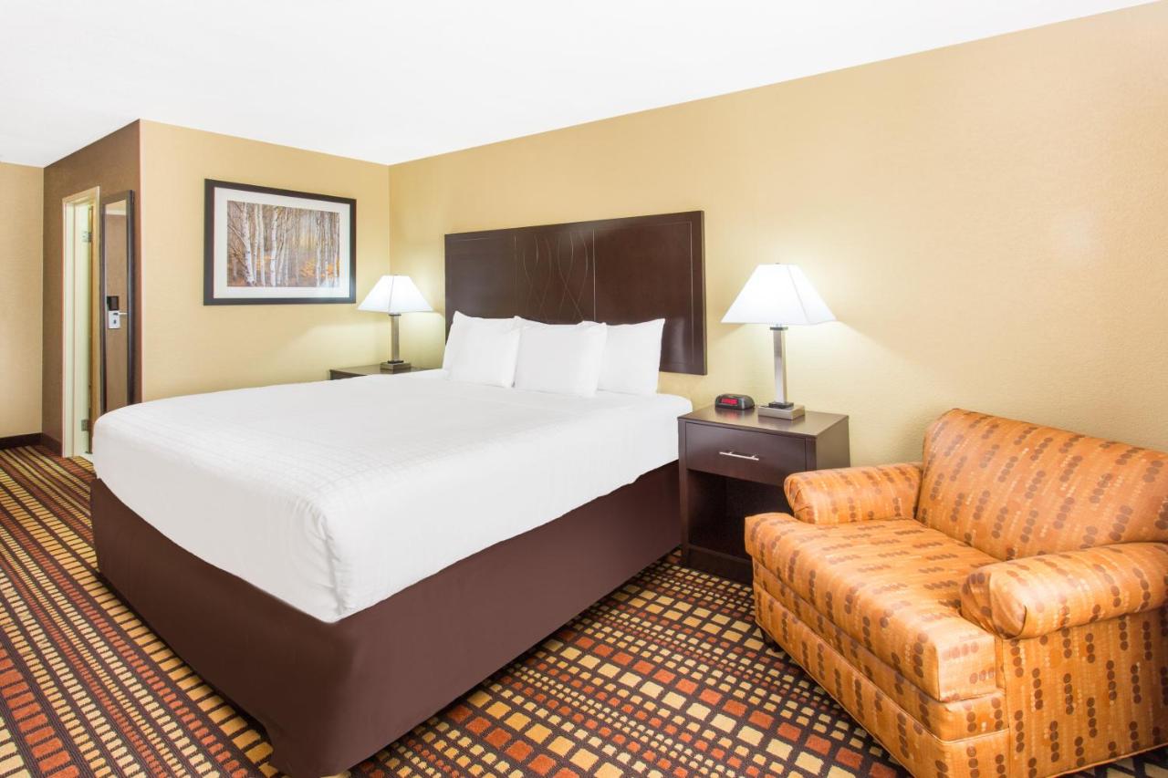 Business King Room - Non-Smoking at Days Inn & Suites by Wyndham Davenport East