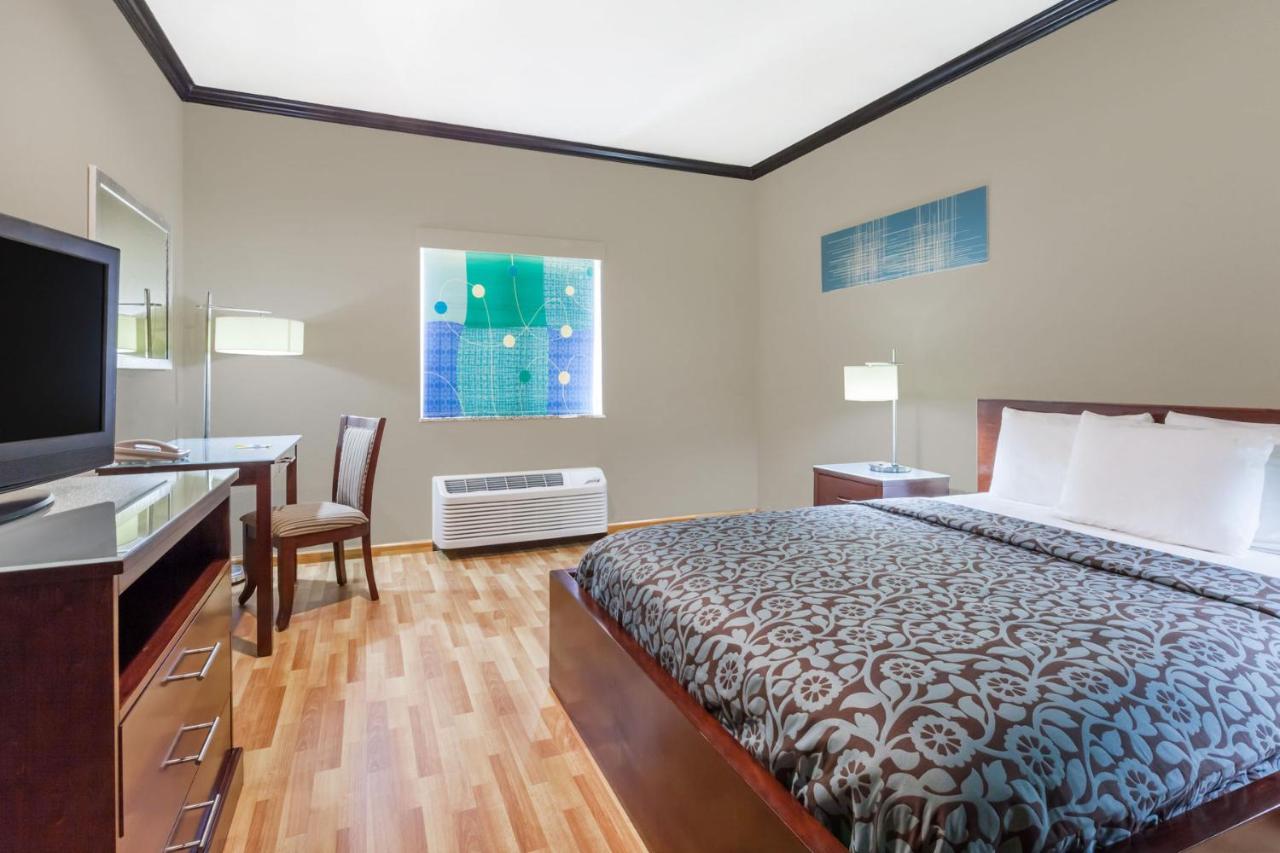 Queen Room with Bath Tub - Mobility Accessible/Non-Smoking at Days Inn & Suites by Wyndham Marquez