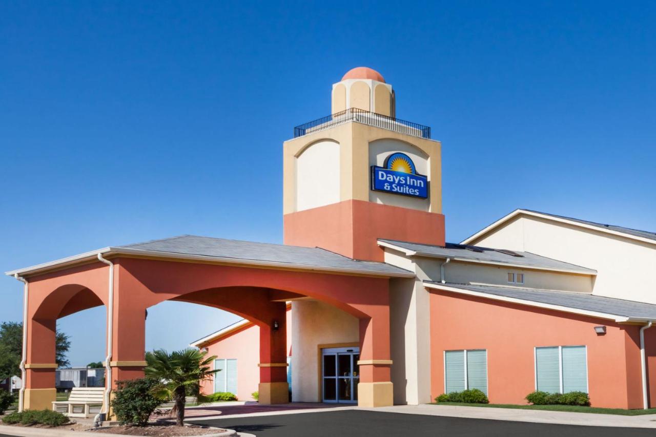 Queen Room with Bath Tub - Mobility Accessible/Non-Smoking at Days Inn & Suites by Wyndham Marquez