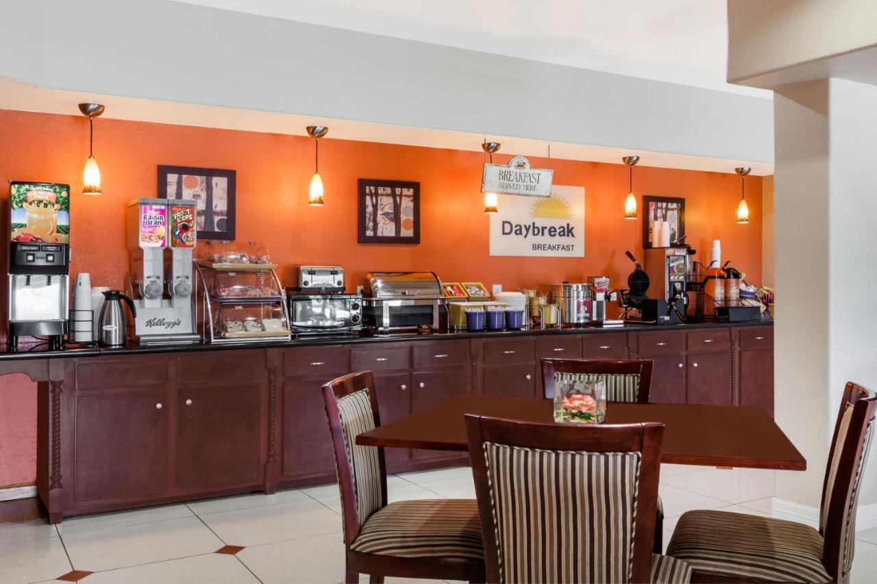Queen Room with Bath Tub - Mobility Accessible/Non-Smoking at Days Inn & Suites by Wyndham Marquez