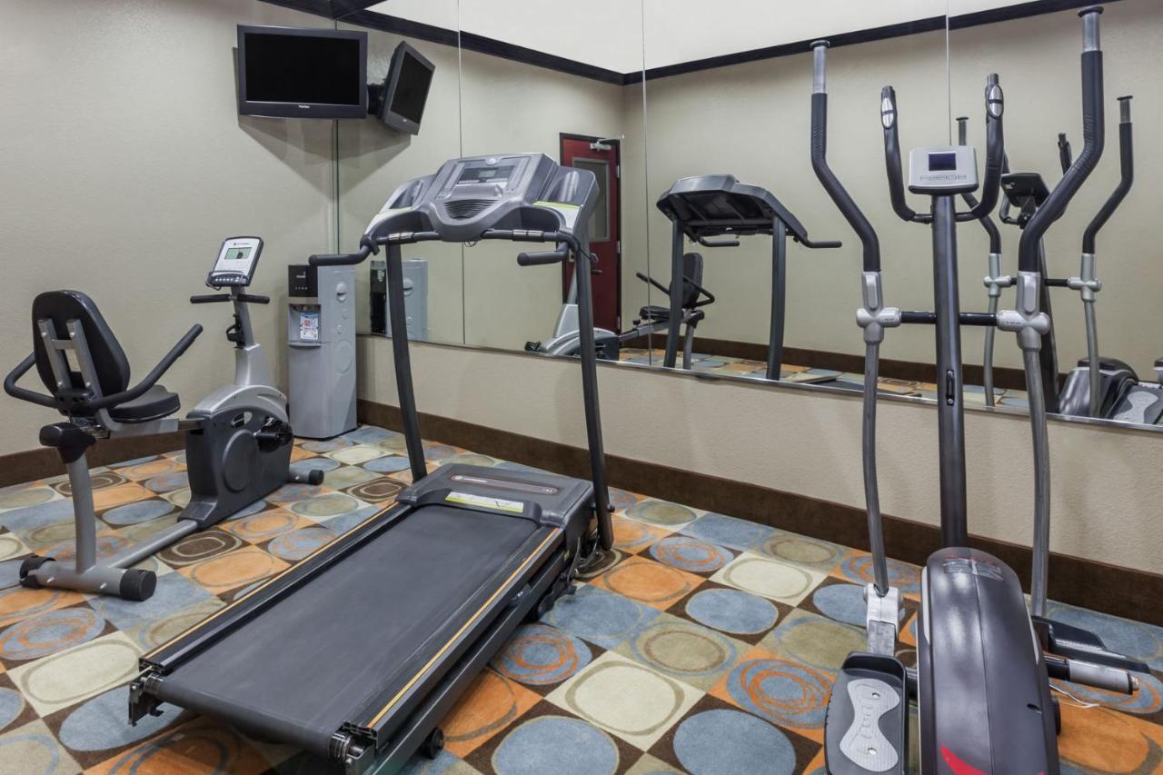 Queen Room with Bath Tub - Mobility Accessible/Non-Smoking at Days Inn & Suites by Wyndham Marquez