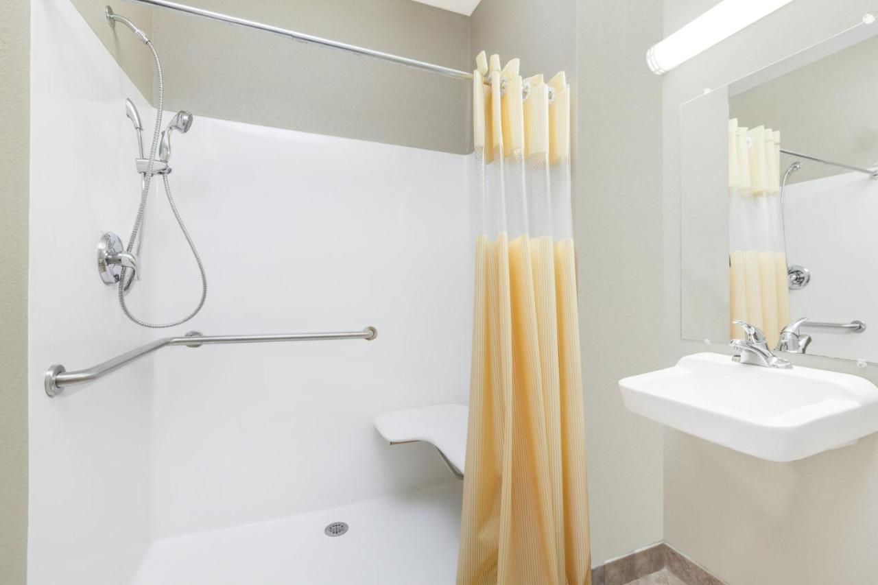 Queen Room with Bath Tub - Mobility Accessible/Non-Smoking at Days Inn & Suites by Wyndham Marquez