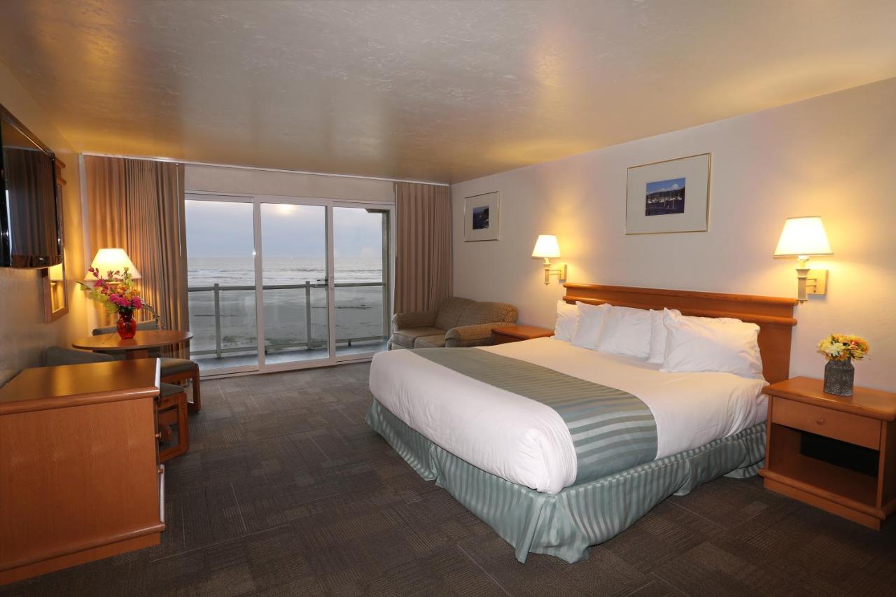 Deluxe King Room at Driftwood Shores Resort And Conference Center