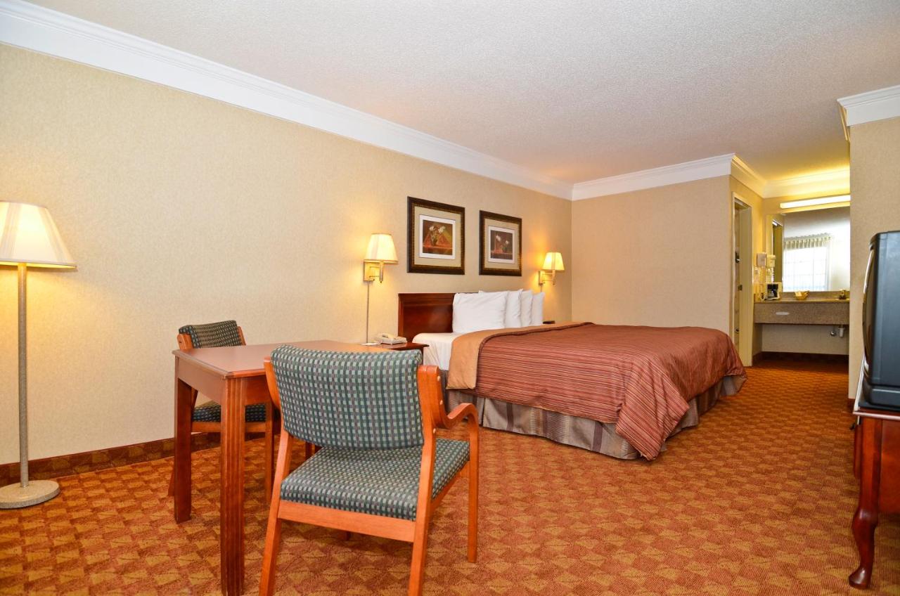 King Room - Non-Smoking at Peach State Inn & Suites