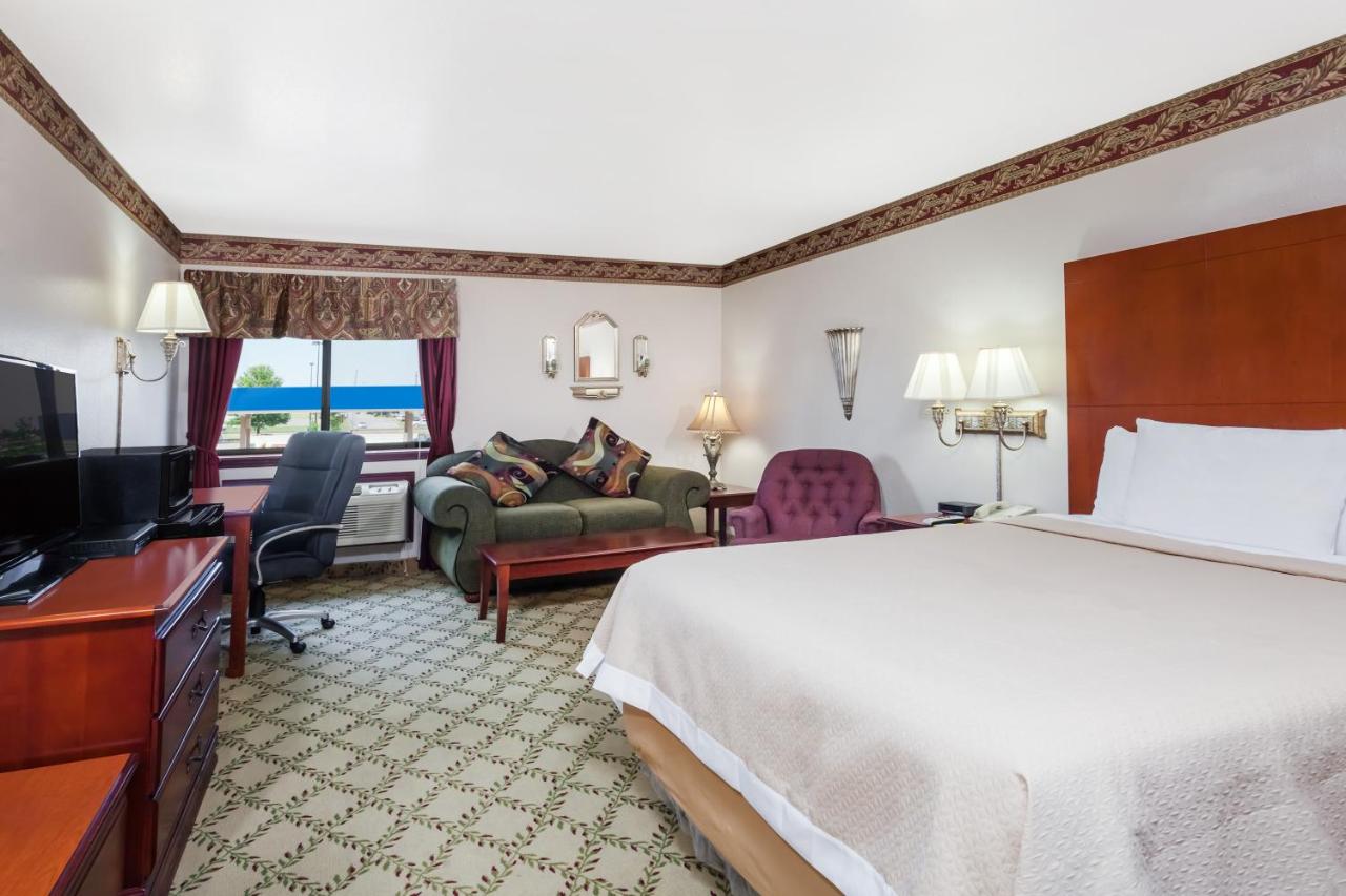 Queen Suite - Non-Smoking at Days Inn by Wyndham Dyersburg