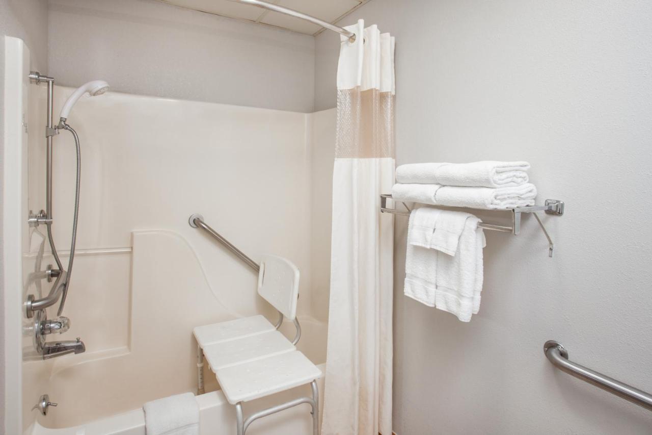 Queen Room with Roll-in Shower - Disabilty Access - Non-Smoking at Baymont by Wyndham Morton