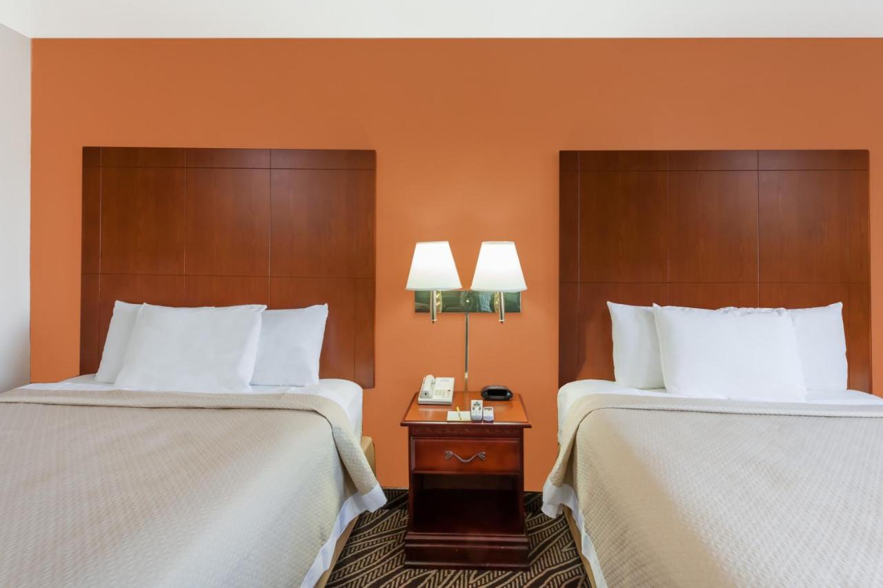 Queen Room with Two Queen Beds - Non-Smoking at Days Inn by Wyndham Dyersburg