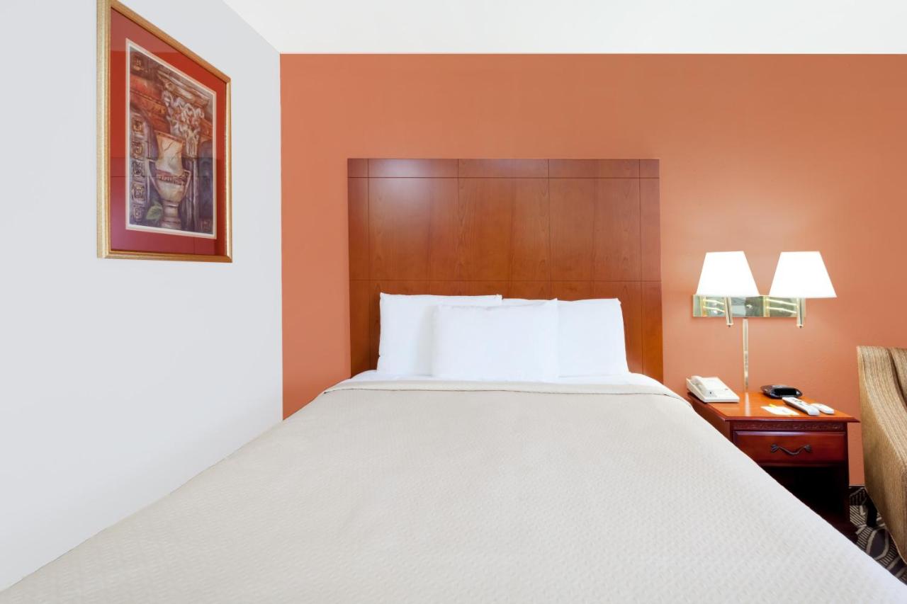 Queen Room with Two Queen Beds - Non-Smoking at Days Inn by Wyndham Dyersburg