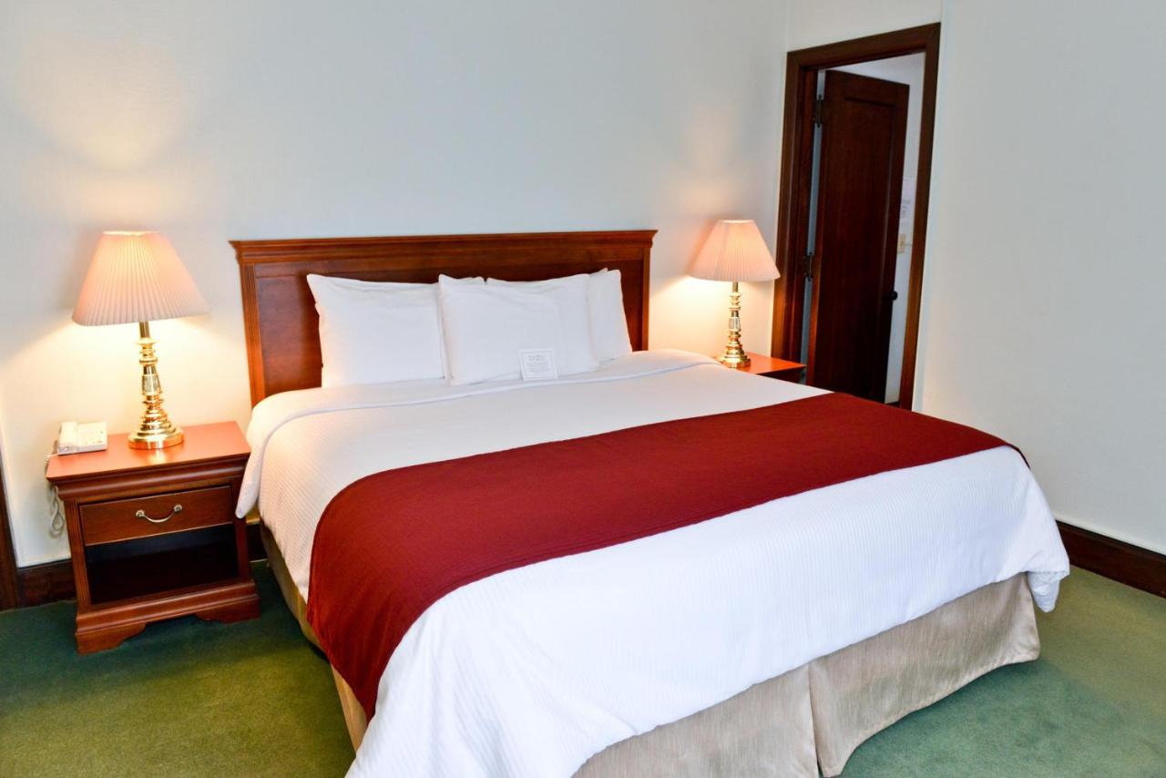 King Room with Seating Area - Hotel at Penn Wells Historic Hotel