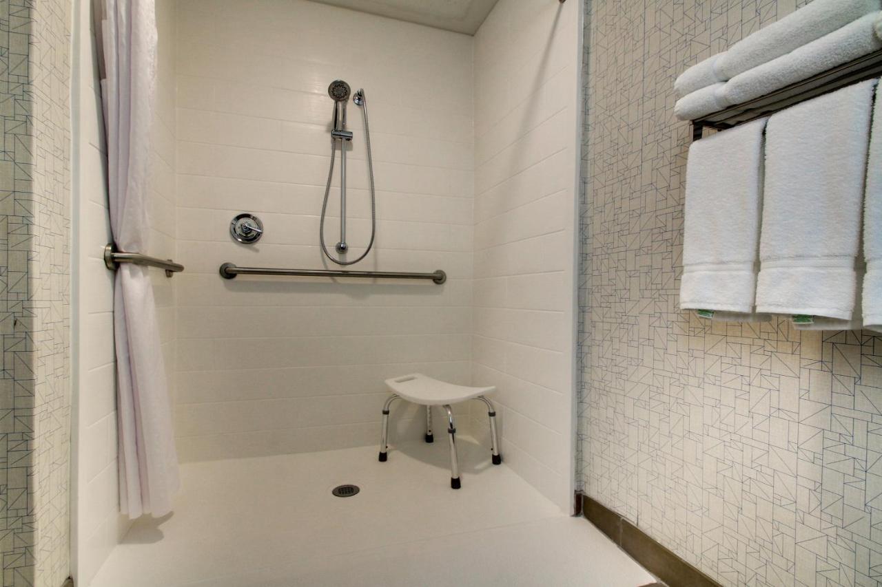 King Room - Hearing Accessible - Roll-in Shower at Holiday Inn Express & Suites Lincoln East - White Mountains by IHG