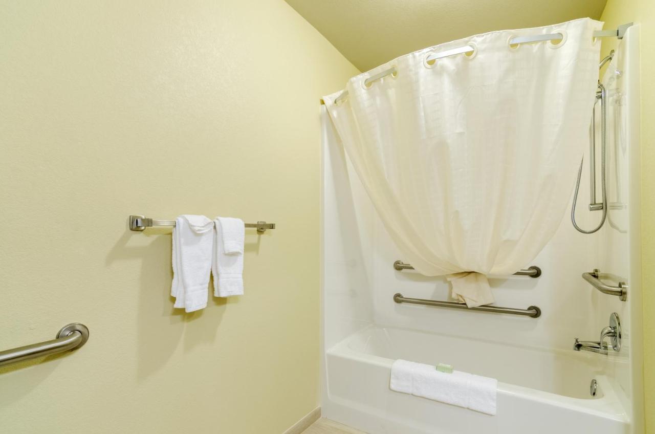 King Room - Disability Access at Cobblestone Inn & Suites - Oberlin