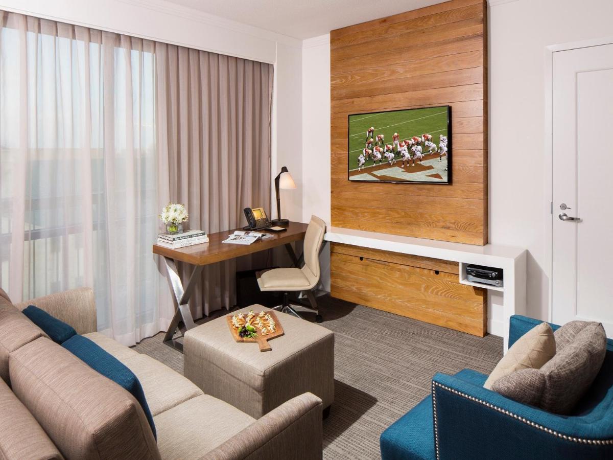 Executive King Room at AT&T Hotel & Conference Center at the University of Texas