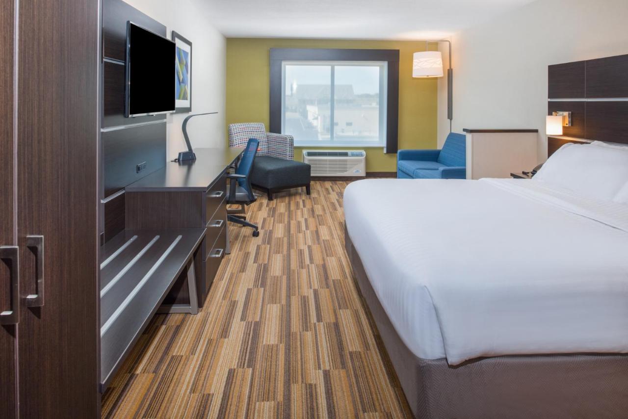 Executive King Room at Holiday Inn Express Hotel & Suites Bismarck by IHG